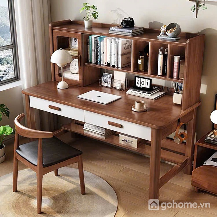 Bàn học gỗ có giá sách và tủ kính mini giúp tối ưu góc học tập gọn gàng