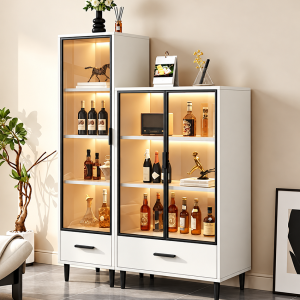 Cánh kính giúp trưng bày rượu và đồ decor đẹp mắt